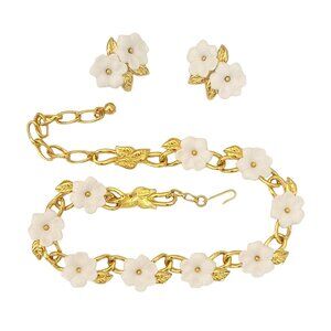Trifari TM Gold Tone White Daisy Lucite Flower Necklace & Clip-On Earrings K358